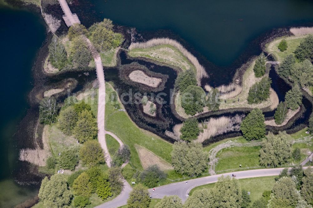 Luftbild Berlin - Uferbereiche des Sees Hauptsee im Erholungspark Britzer Garten in Berlin