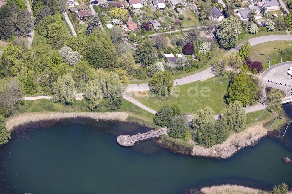 Berlin von oben - Uferbereiche des Sees Hauptsee im Erholungspark Britzer Garten in Berlin