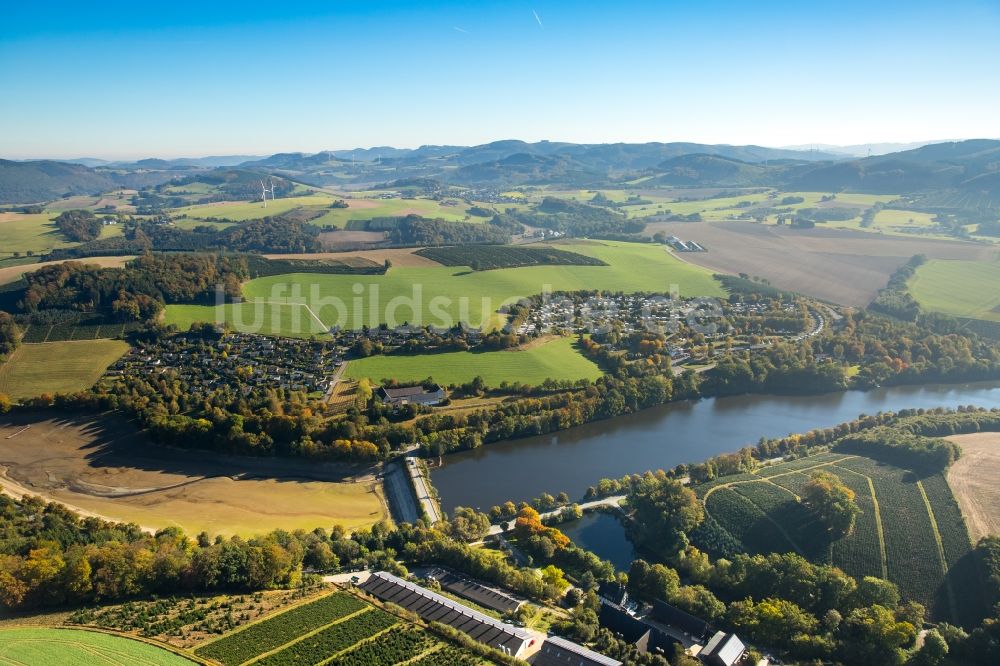 Luftbild Meschede - Uferbereiche des Sees Hennesee in Meschede im Bundesland Nordrhein-Westfalen