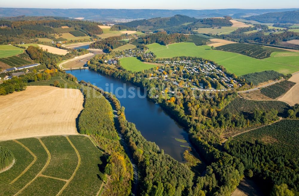 Luftaufnahme Meschede - Uferbereiche des Sees Hennesee in Meschede im Bundesland Nordrhein-Westfalen