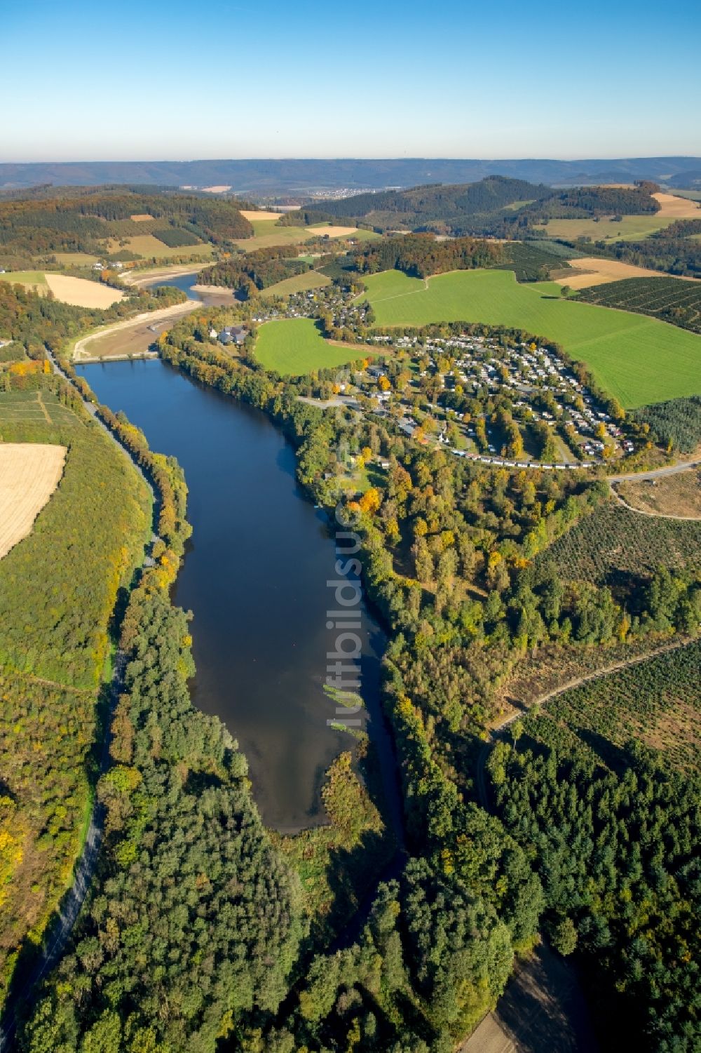 Meschede von oben - Uferbereiche des Sees Hennesee in Meschede im Bundesland Nordrhein-Westfalen