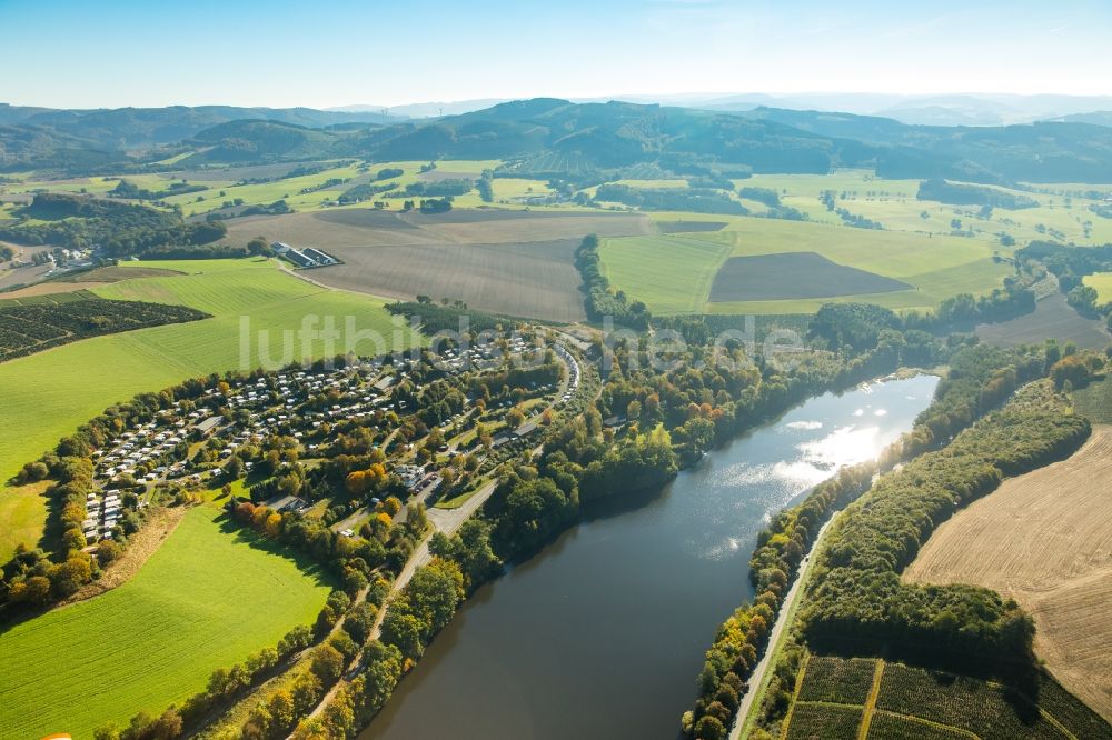 Meschede von oben - Uferbereiche des Sees Hennesee in Meschede im Bundesland Nordrhein-Westfalen