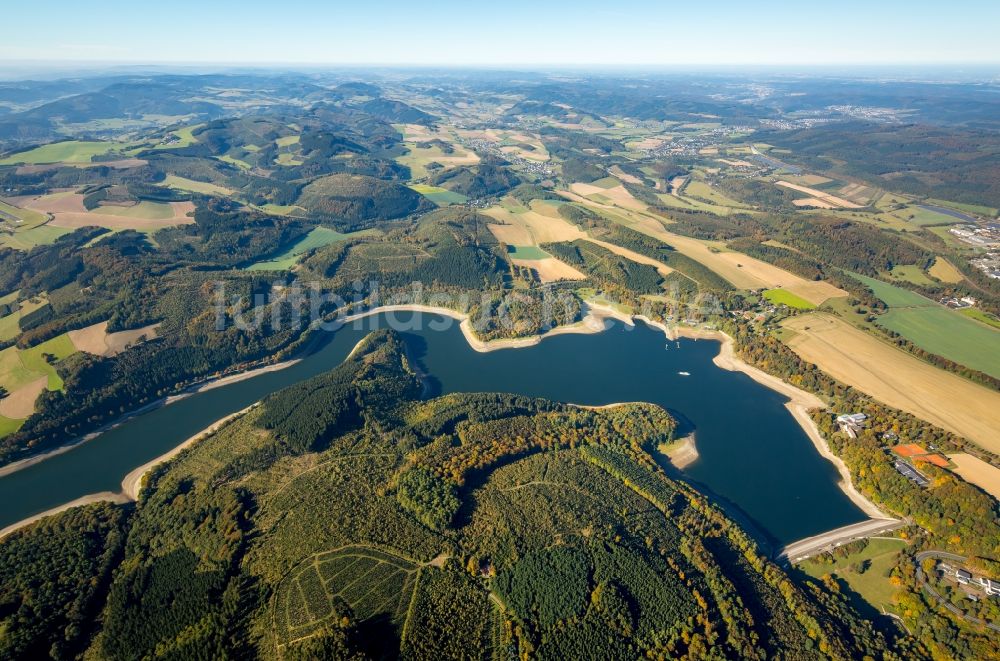 Luftaufnahme Meschede - Uferbereiche des Sees Hennesee in Meschede im Bundesland Nordrhein-Westfalen