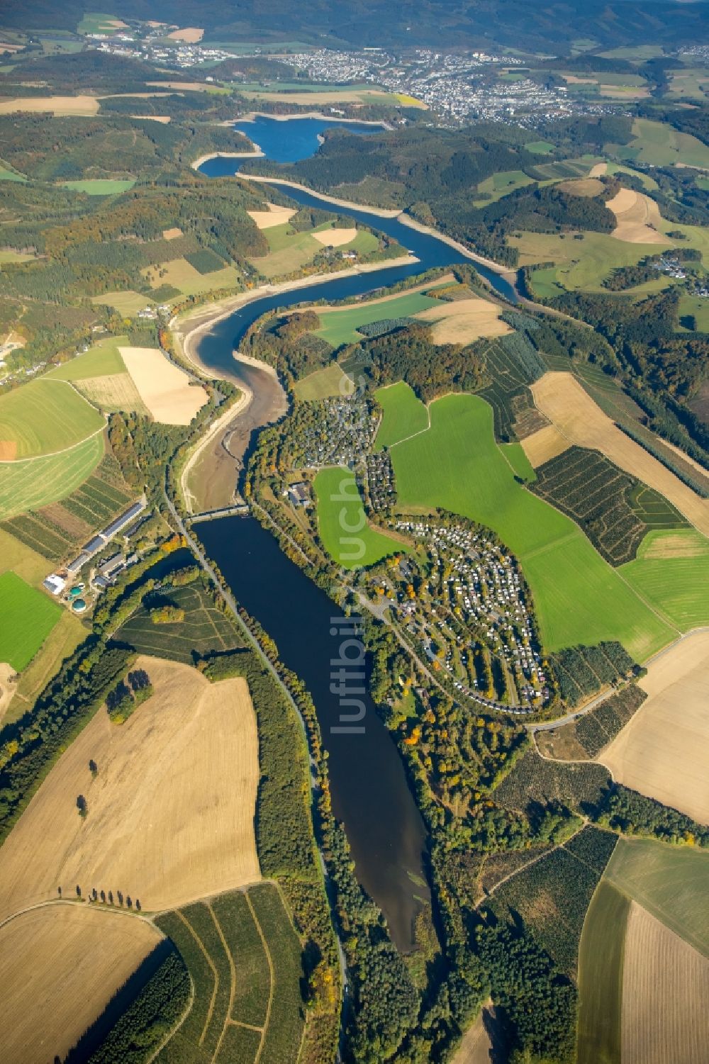 Meschede von oben - Uferbereiche des Sees Hennesee in Meschede im Bundesland Nordrhein-Westfalen