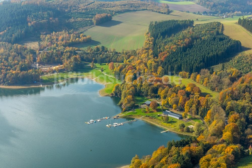 Luftaufnahme Meschede - Uferbereiche des Sees Hennesee in Meschede im Bundesland Nordrhein-Westfalen, Deutschland