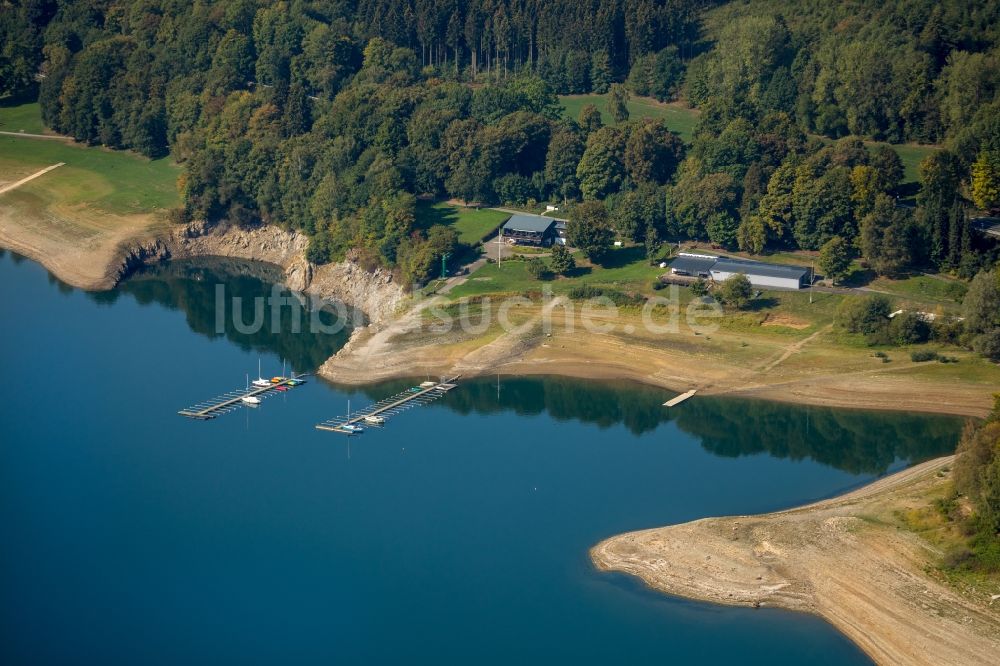 Meschede aus der Vogelperspektive: Uferbereiche des Sees Hennesee in Meschede im Bundesland Nordrhein-Westfalen, Deutschland