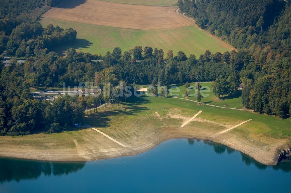 Luftbild Meschede - Uferbereiche des Sees Hennesee in Meschede im Bundesland Nordrhein-Westfalen, Deutschland