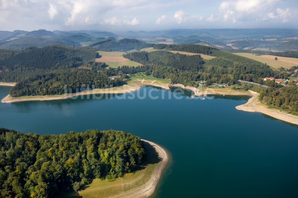 Luftaufnahme Meschede - Uferbereiche des Sees Hennesee in Meschede im Bundesland Nordrhein-Westfalen, Deutschland