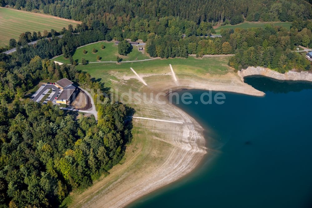 Luftbild Meschede - Uferbereiche des Sees Hennesee in Meschede im Bundesland Nordrhein-Westfalen, Deutschland