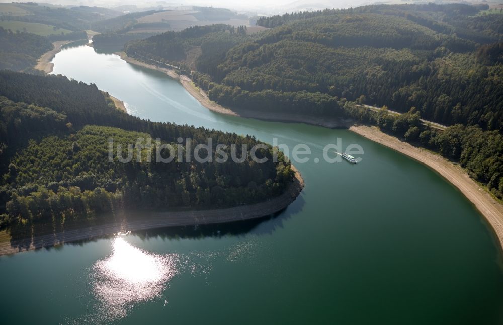 Meschede von oben - Uferbereiche des Sees Hennesee in Meschede im Bundesland Nordrhein-Westfalen, Deutschland