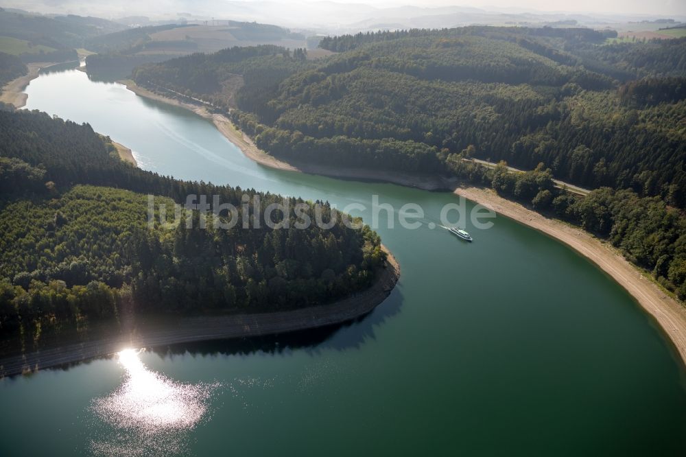 Meschede aus der Vogelperspektive: Uferbereiche des Sees Hennesee in Meschede im Bundesland Nordrhein-Westfalen, Deutschland