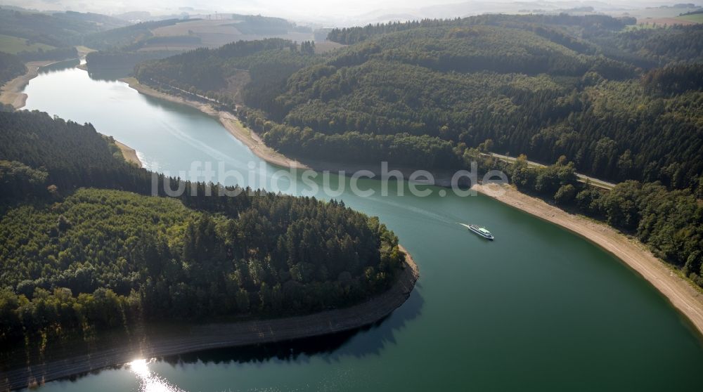 Luftbild Meschede - Uferbereiche des Sees Hennesee in Meschede im Bundesland Nordrhein-Westfalen, Deutschland