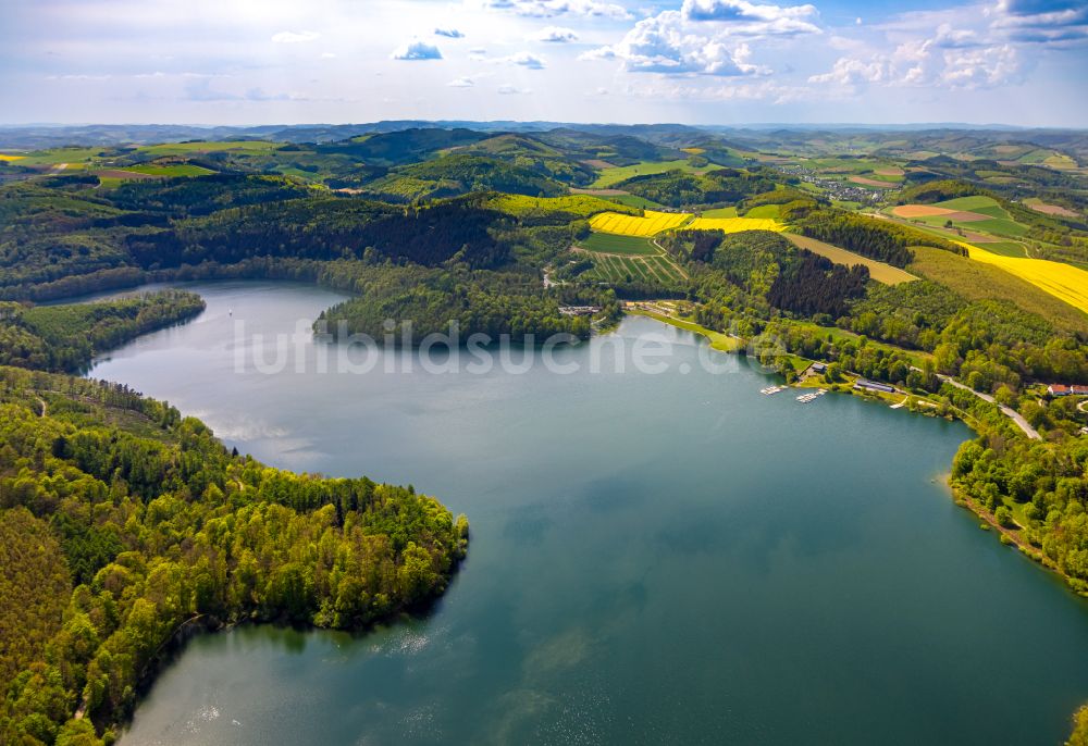 Luftbild Meschede - Uferbereiche des Sees Hennesee in Meschede im Bundesland Nordrhein-Westfalen, Deutschland