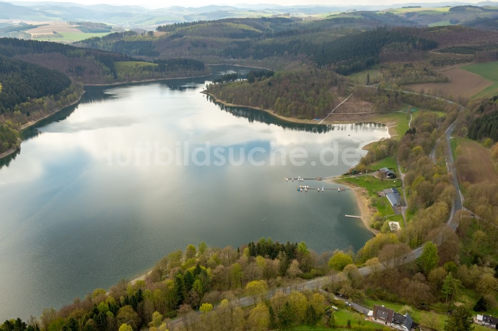 Luftaufnahme Meschede - Uferbereiche des Sees Hennesees in Meschede im Bundesland Nordrhein-Westfalen