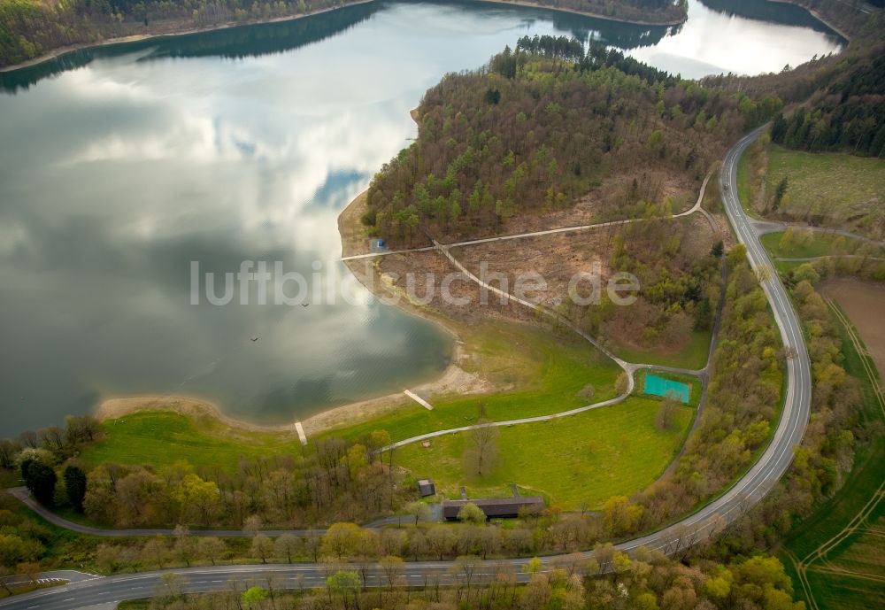 Meschede von oben - Uferbereiche des Sees Hennesees in Meschede im Bundesland Nordrhein-Westfalen