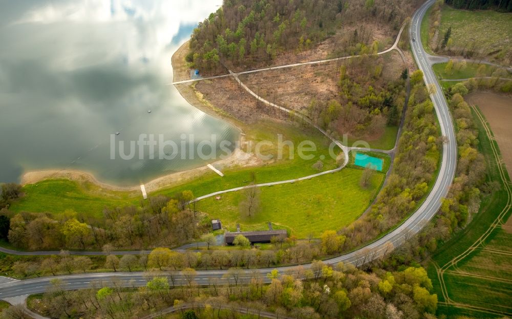 Meschede aus der Vogelperspektive: Uferbereiche des Sees Hennesees in Meschede im Bundesland Nordrhein-Westfalen