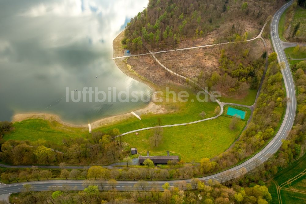 Luftbild Meschede - Uferbereiche des Sees Hennesees in Meschede im Bundesland Nordrhein-Westfalen