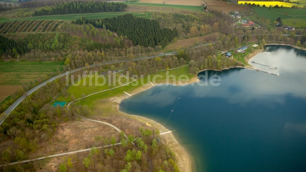 Luftaufnahme Meschede - Uferbereiche des Sees Hennesees in Meschede im Bundesland Nordrhein-Westfalen