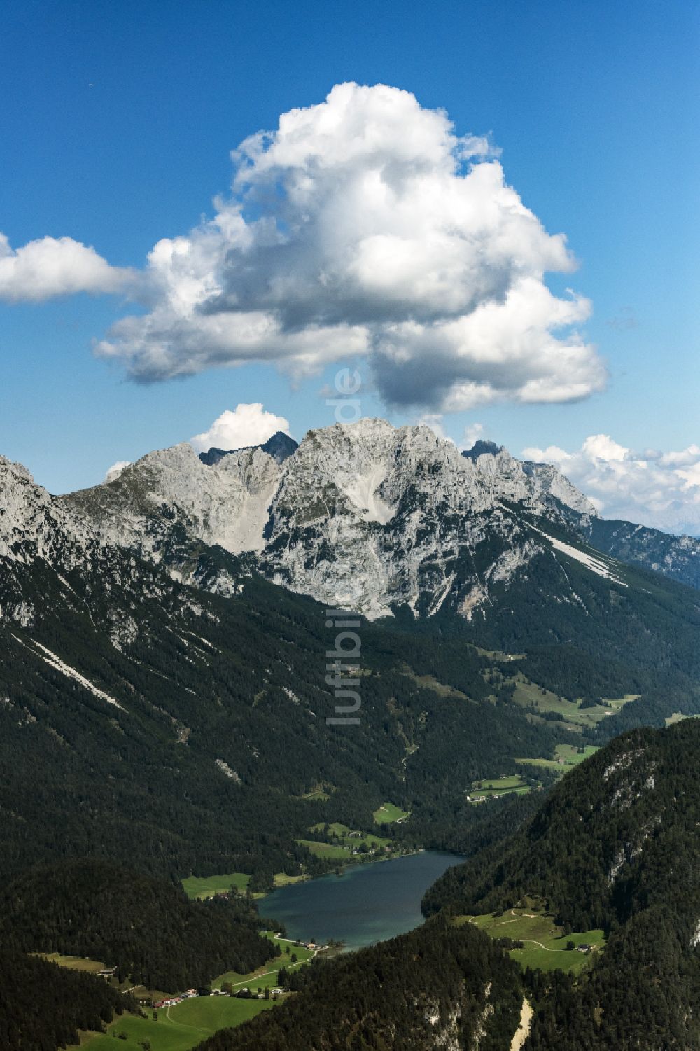 Luftaufnahme Hinterstein - Uferbereiche des Sees Hintersteiner See in einem Waldgebiet in Hinterstein in Tirol, Österreich