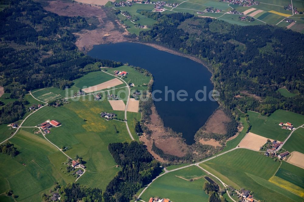 Haberspoint von oben - Uferbereiche des Sees Hofstätter See in einem Waldgebiet im Ortsteil Kalkgrub in Haberspoint im Bundesland Bayern, Deutschland