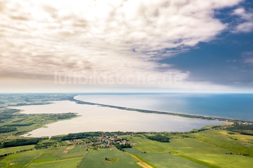 Lazy aus der Vogelperspektive: Uferbereiche des Sees Jezioro Jamno in Lazy in Westpommern, Polen