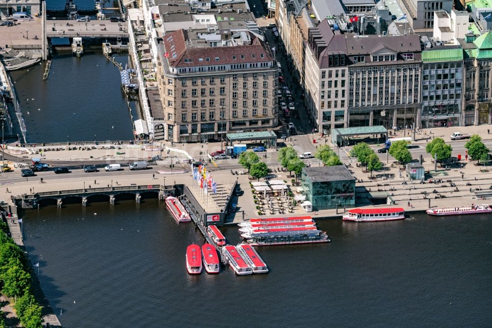 Hamburg aus der Vogelperspektive: Uferbereiche des Sees Jungfernstieg mit Hafenanlagen für Fähren- Schiffe der ATG Alster-Touristik GmbH an der Binnenalster in Hamburg