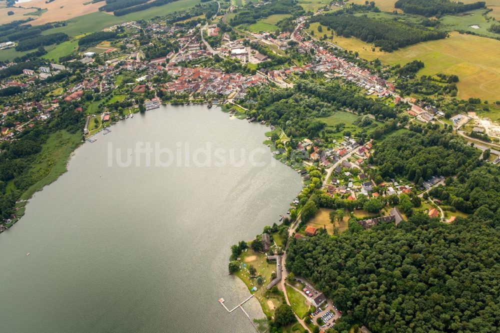 Luftaufnahme Krakow am See - Uferbereiche des Sees Krakower See in Krakow am See im Bundesland Mecklenburg-Vorpommern