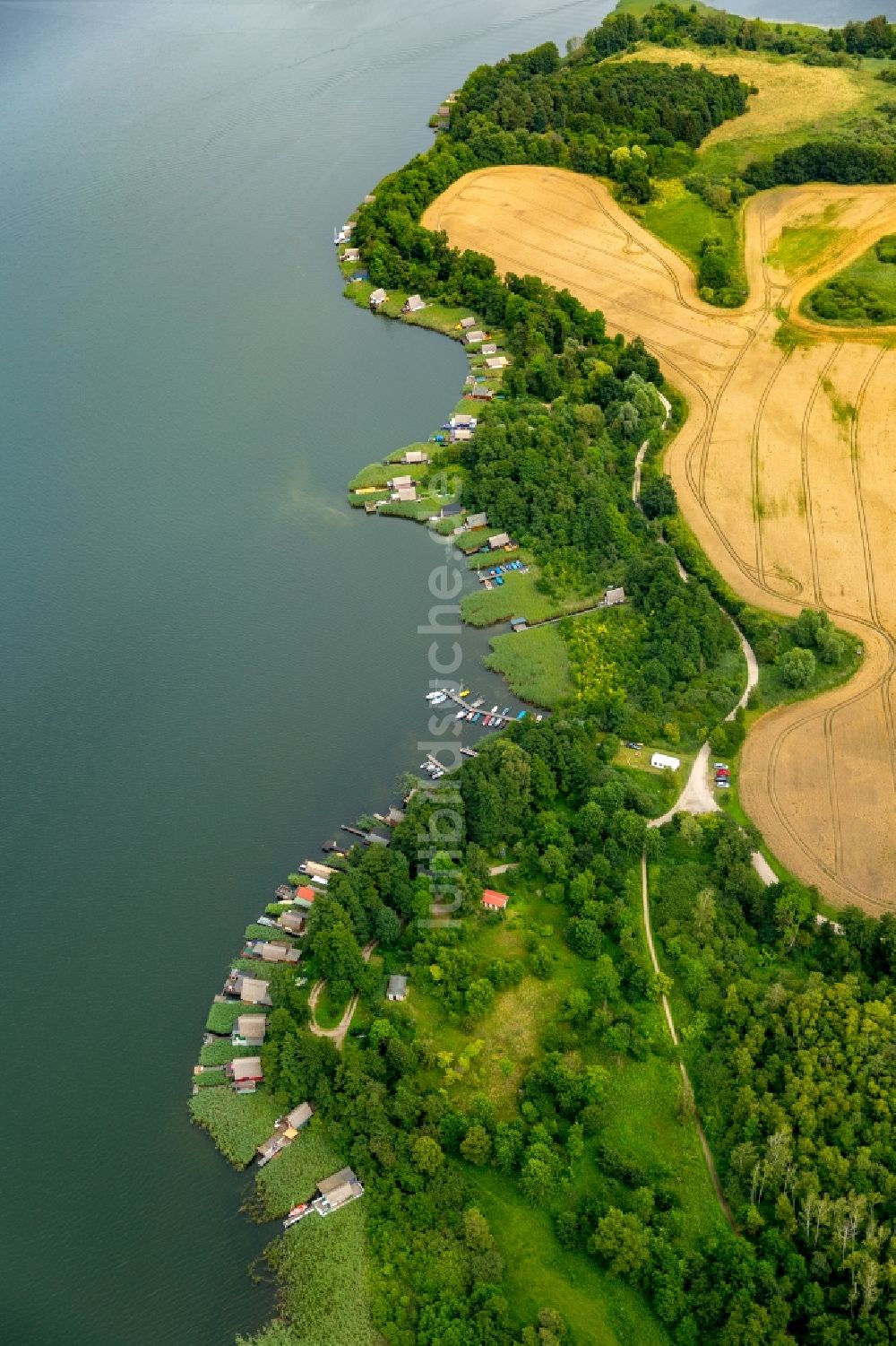 Luftaufnahme Krakow am See - Uferbereiche des Sees Krakower See in Krakow am See im Bundesland Mecklenburg-Vorpommern