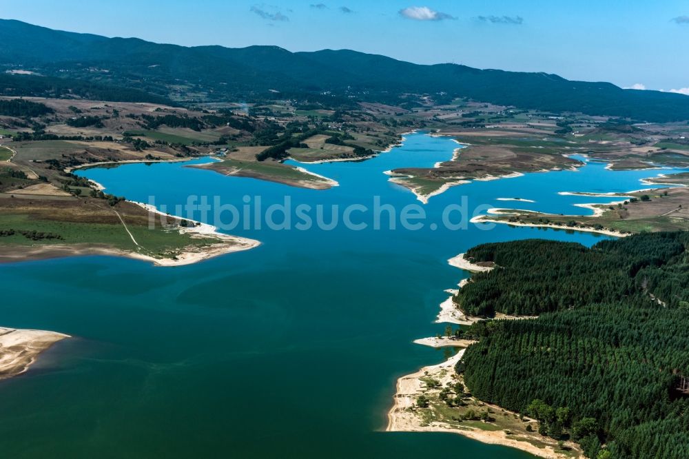 San Lorenzo aus der Vogelperspektive: Uferbereiche des Sees Lago di Cecita im Nationalpark Sila in San Lorenzo in Italien