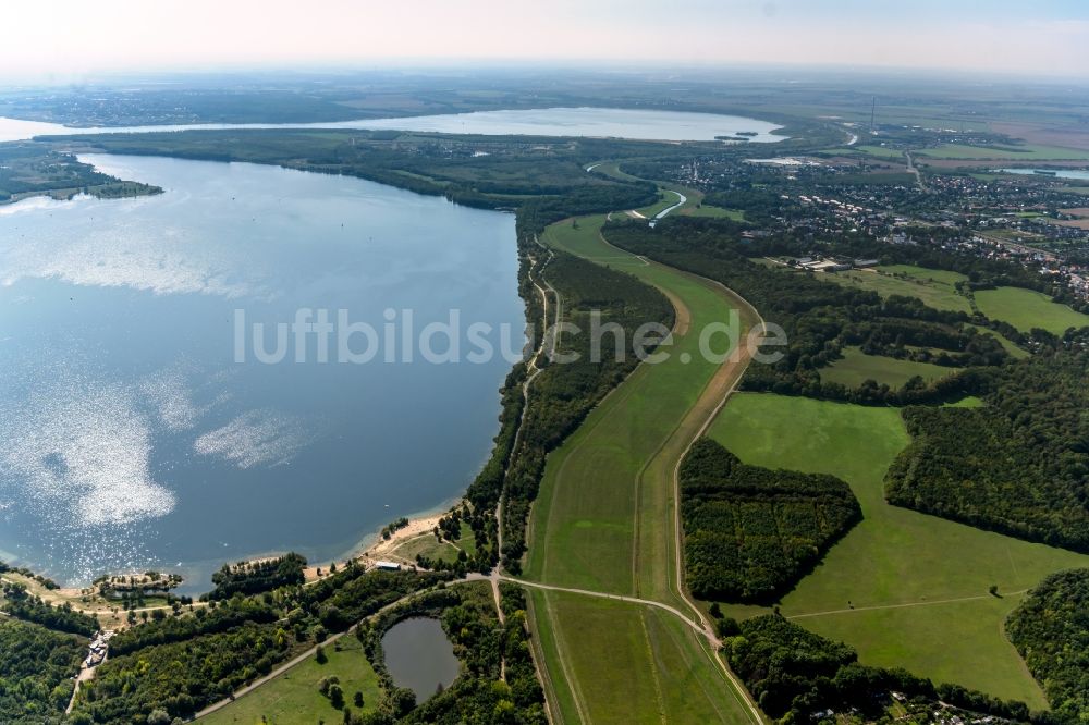 Luftbild Leipzig - Uferbereiche des Sees Lauer in einem Waldgebiet in Leipzig im Bundesland Sachsen, Deutschland