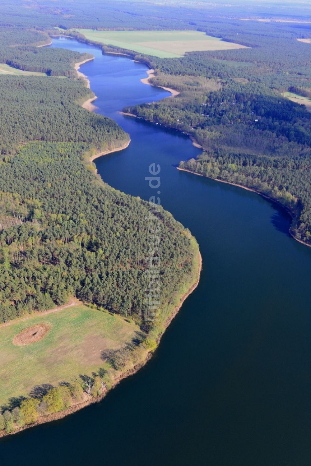 Ahrensdorf von oben - Uferbereiche des Sees Lübbesee bei Ahrensdorf im Bundesland Brandenburg