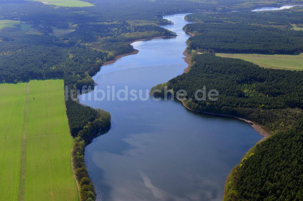 Luftaufnahme Templin - Uferbereiche des Sees Lübbesee in einem Waldgebiet in Templin im Bundesland Brandenburg, Deutschland