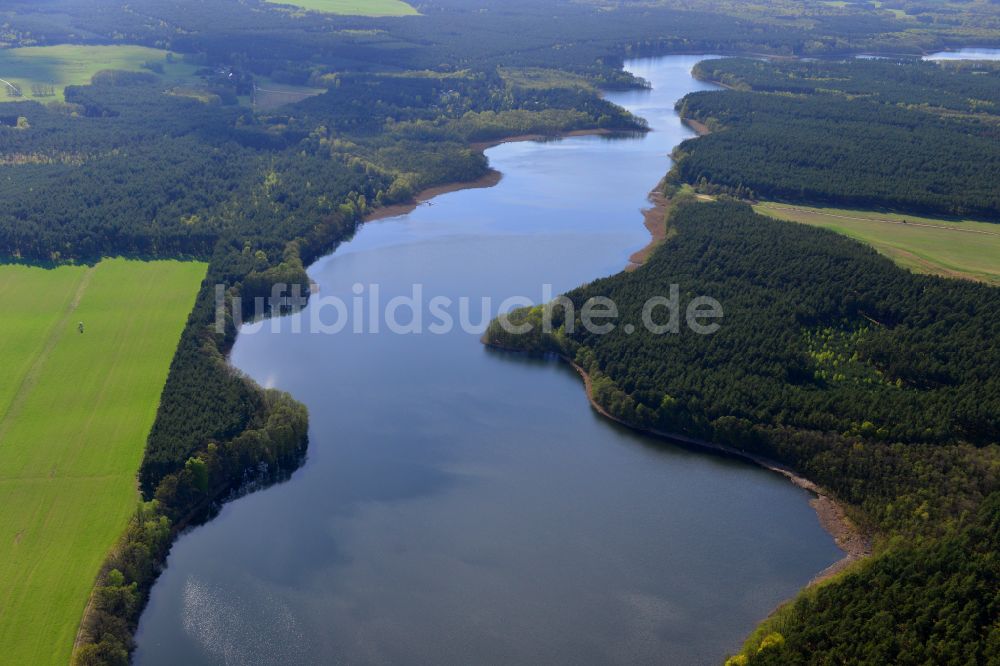 Templin von oben - Uferbereiche des Sees Lübbesee in einem Waldgebiet in Templin im Bundesland Brandenburg, Deutschland