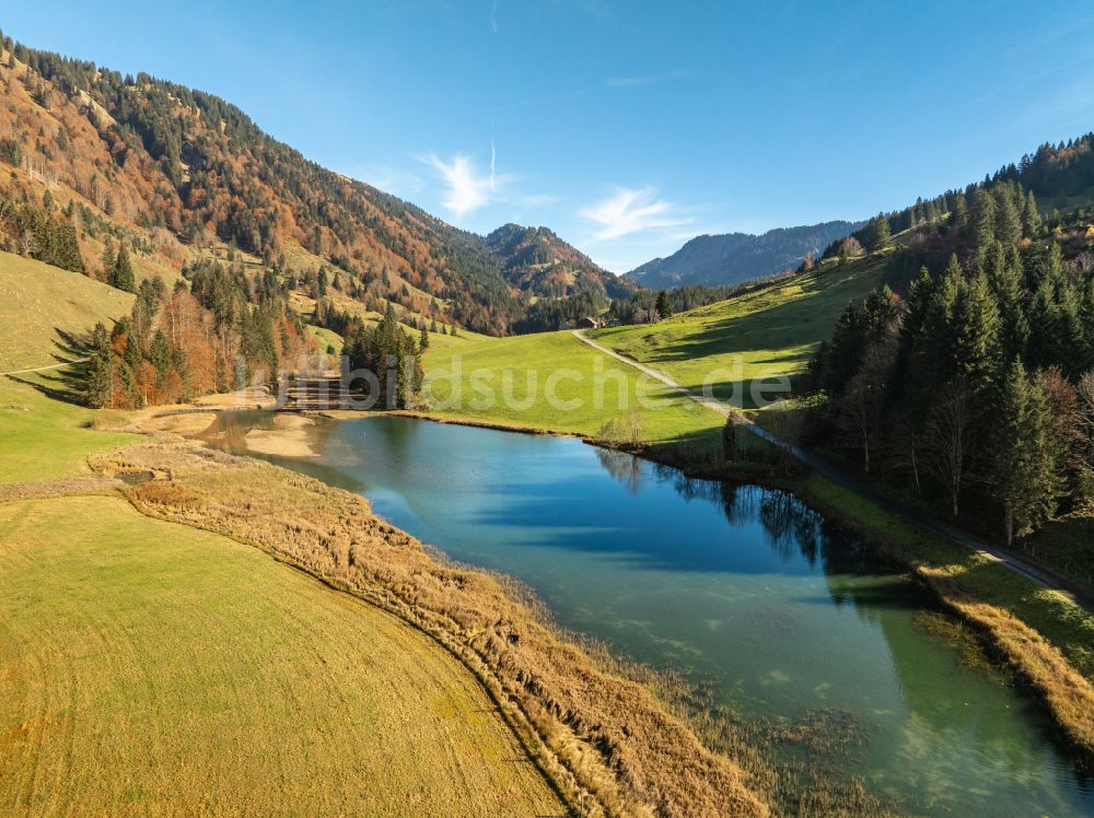 Hochleckach von oben - Uferbereiche des Sees Leckner See im Tal der Berglandschaft in Hochleckach in Vorarlberg, Österreich