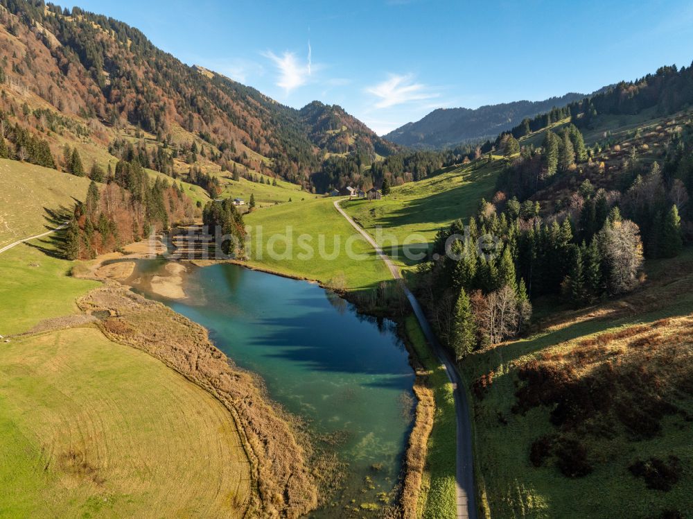 Luftbild Hochleckach - Uferbereiche des Sees Leckner See im Tal der Berglandschaft in Hochleckach in Vorarlberg, Österreich