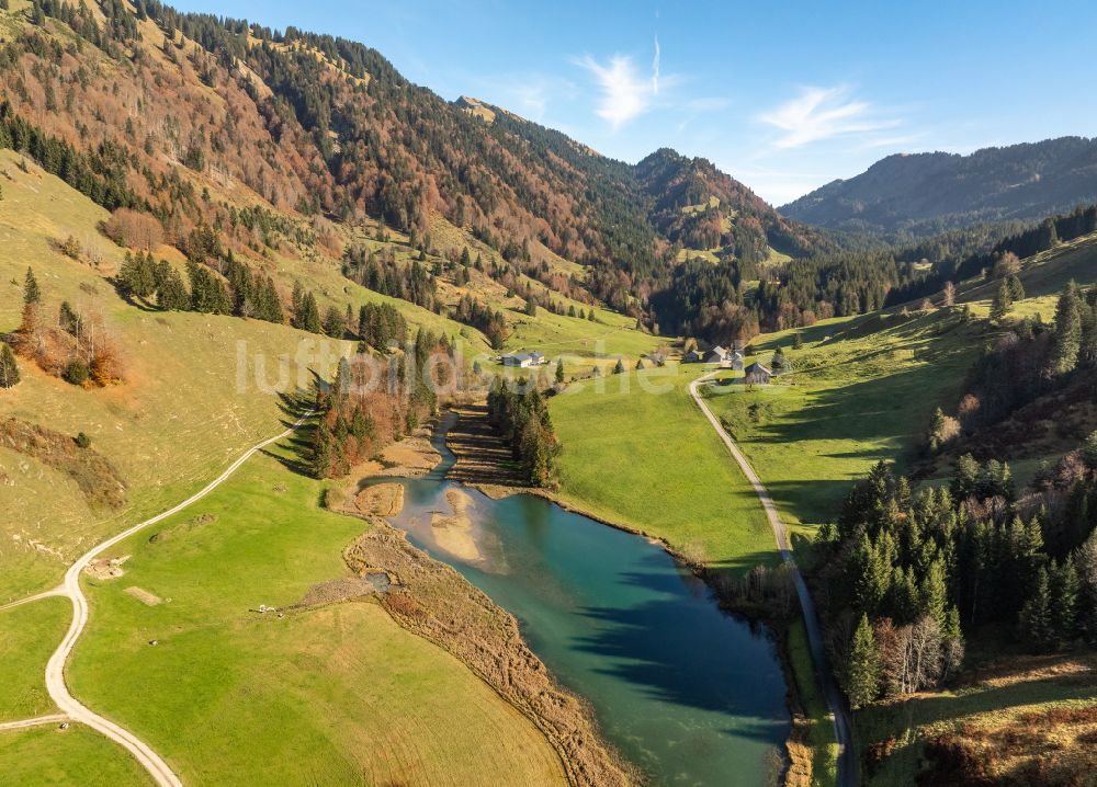 Luftaufnahme Hochleckach - Uferbereiche des Sees Leckner See im Tal der Berglandschaft in Hochleckach in Vorarlberg, Österreich