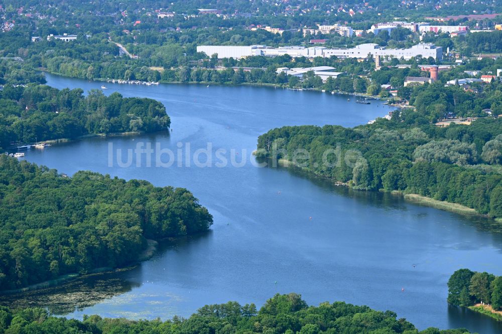 Luftbild Oranienburg - Uferbereiche des Sees Lehnitzsee in einem Waldgebiet in Oranienburg im Bundesland Brandenburg, Deutschland