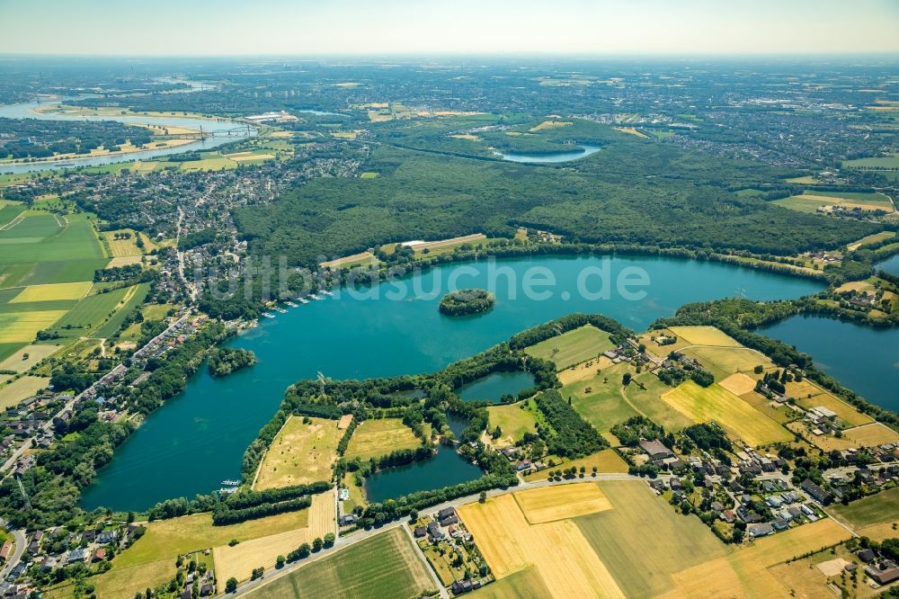 Moers aus der Vogelperspektive: Uferbereiche des Sees Lohheider See in Moers im Bundesland Nordrhein-Westfalen, Deutschland