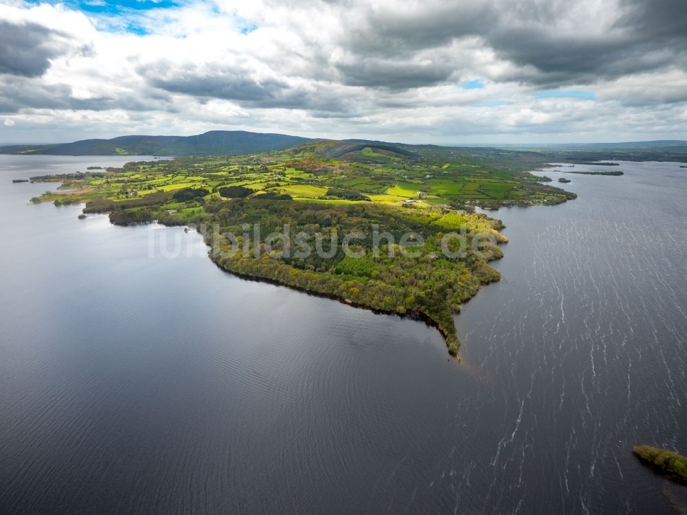 Luftaufnahme Ogonnelloe - Uferbereiche des Sees Lough Derg in Ogonnelloe in Clare, Irland