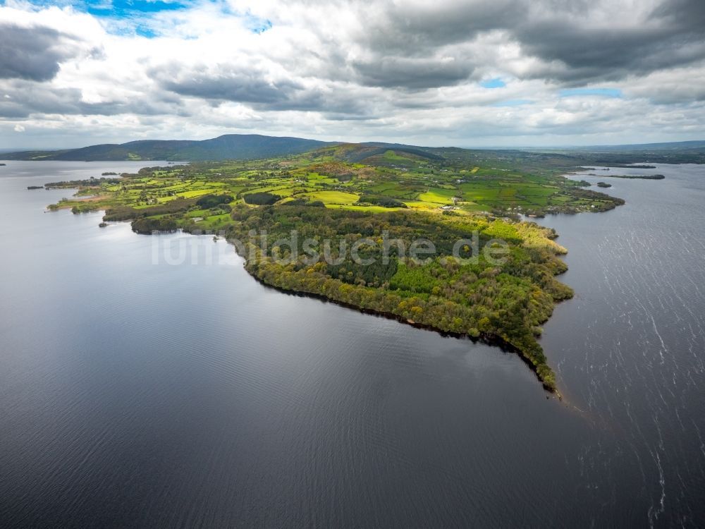 Ogonnelloe von oben - Uferbereiche des Sees Lough Derg in Ogonnelloe in Clare, Irland