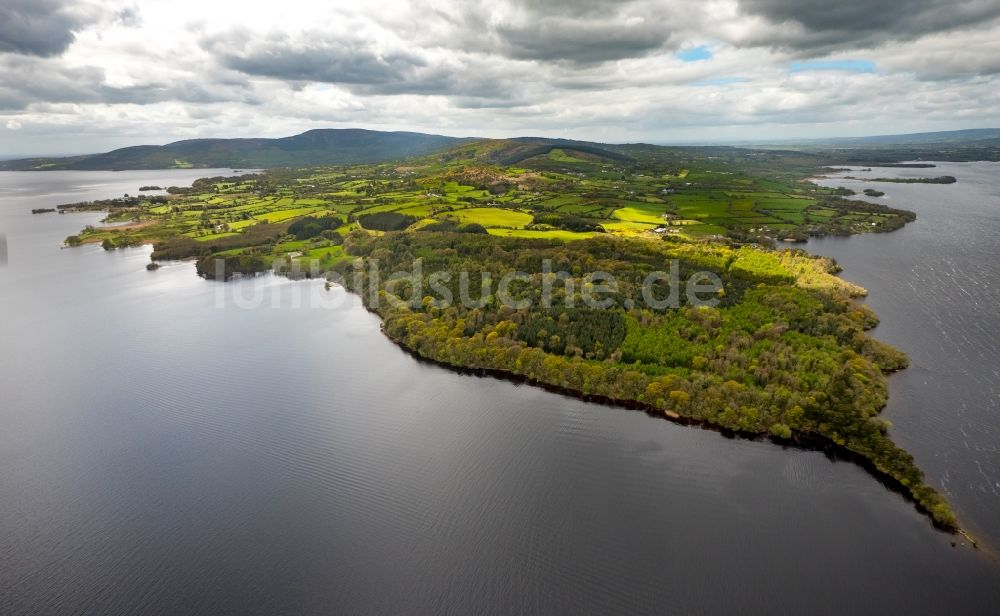 Ogonnelloe aus der Vogelperspektive: Uferbereiche des Sees Lough Derg in Ogonnelloe in Clare, Irland