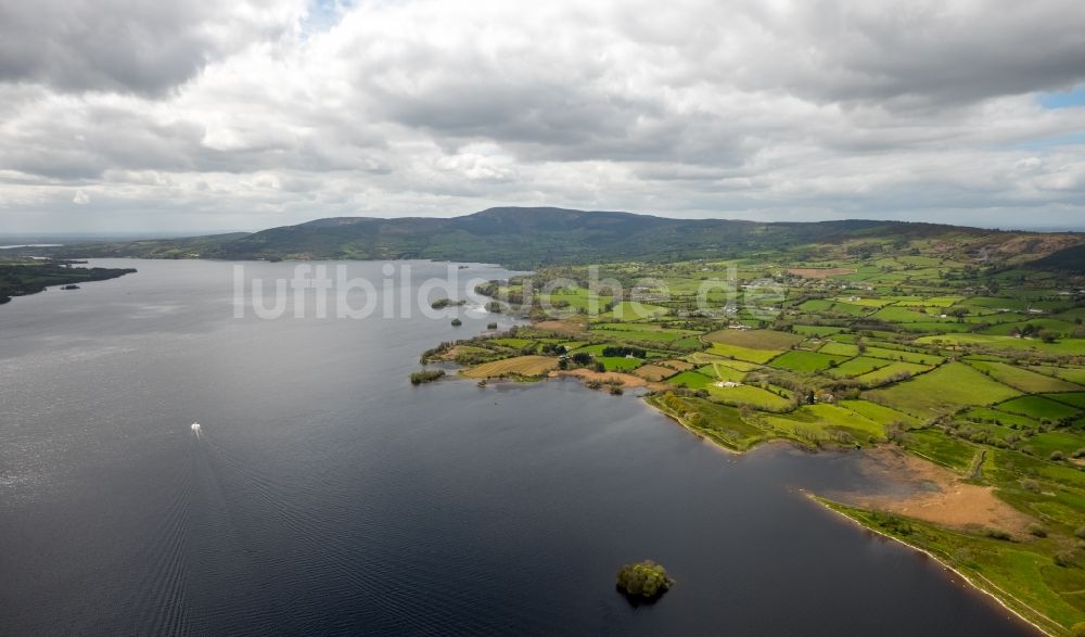 Ogonnelloe von oben - Uferbereiche des Sees Lough Derg in Ogonnelloe in Clare, Irland