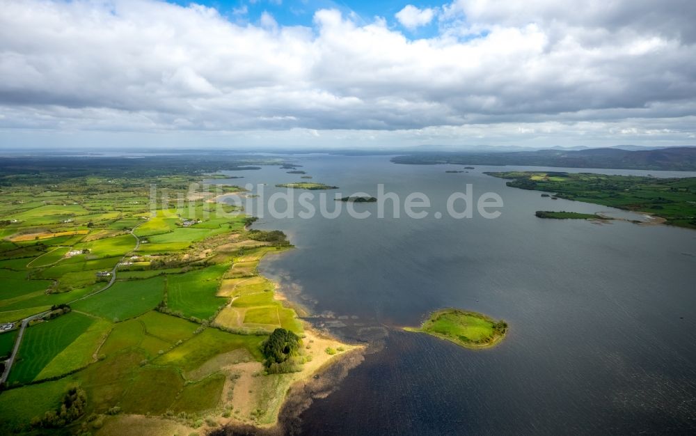 Scarriff aus der Vogelperspektive: Uferbereiche des Sees Lough Derg on River Shannon in Scarriff in Clare, Irland