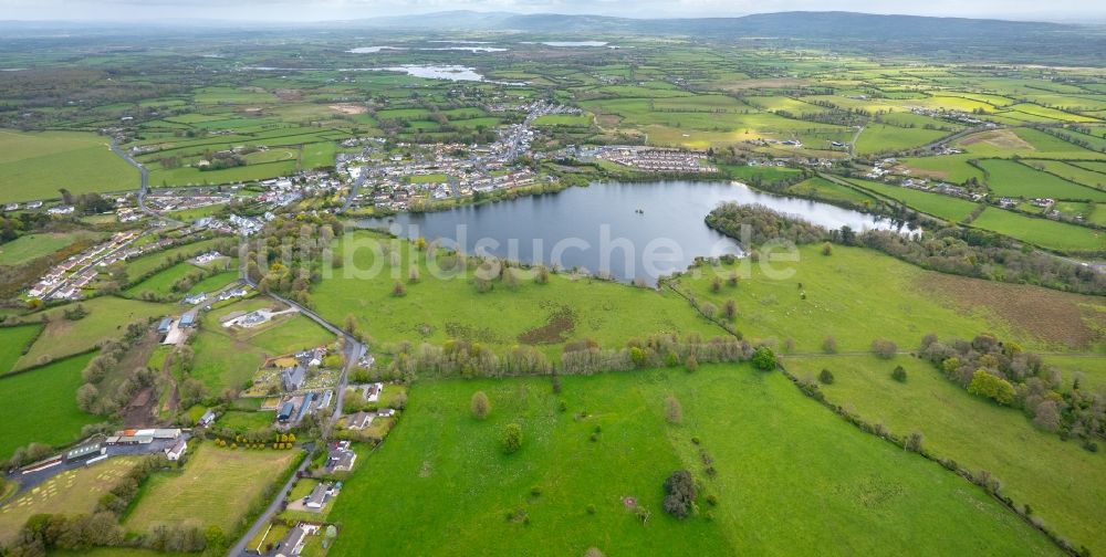 Newmarket on Fergus aus der Vogelperspektive: Uferbereiche des Sees Lough Gash in Newmarket on Fergus in Clare, Irland