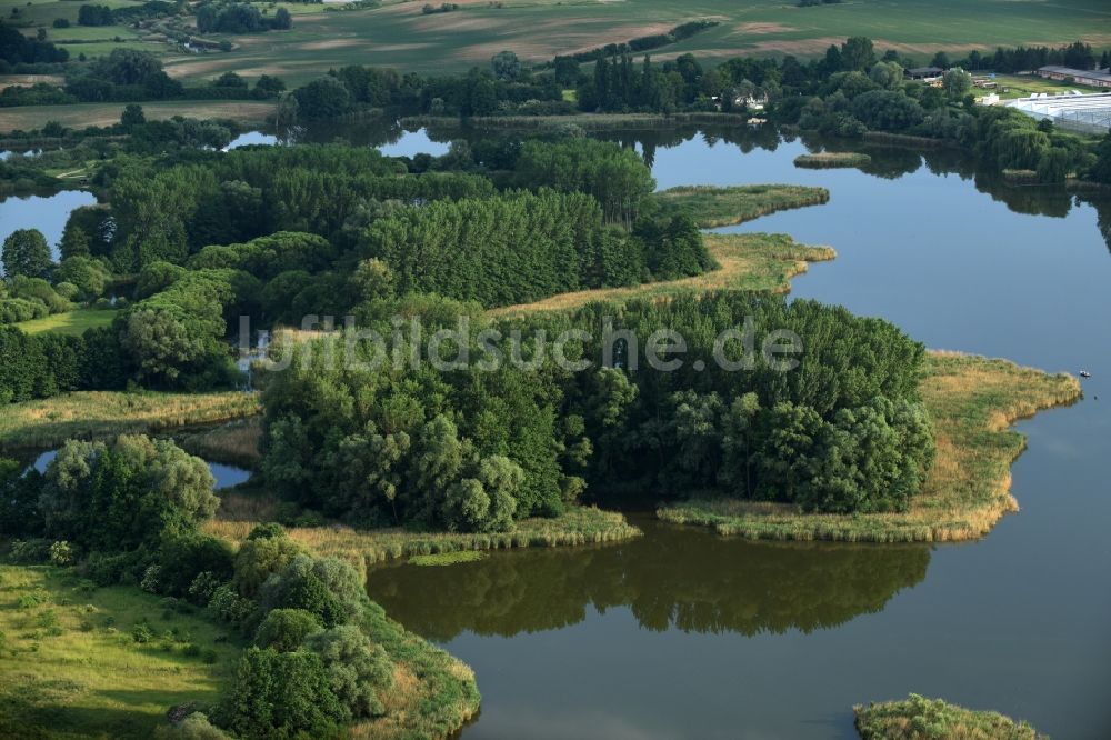 Oberkrämer von oben - Uferbereiche des Sees Mühlensee in Oberkrämer im Bundesland Brandenburg