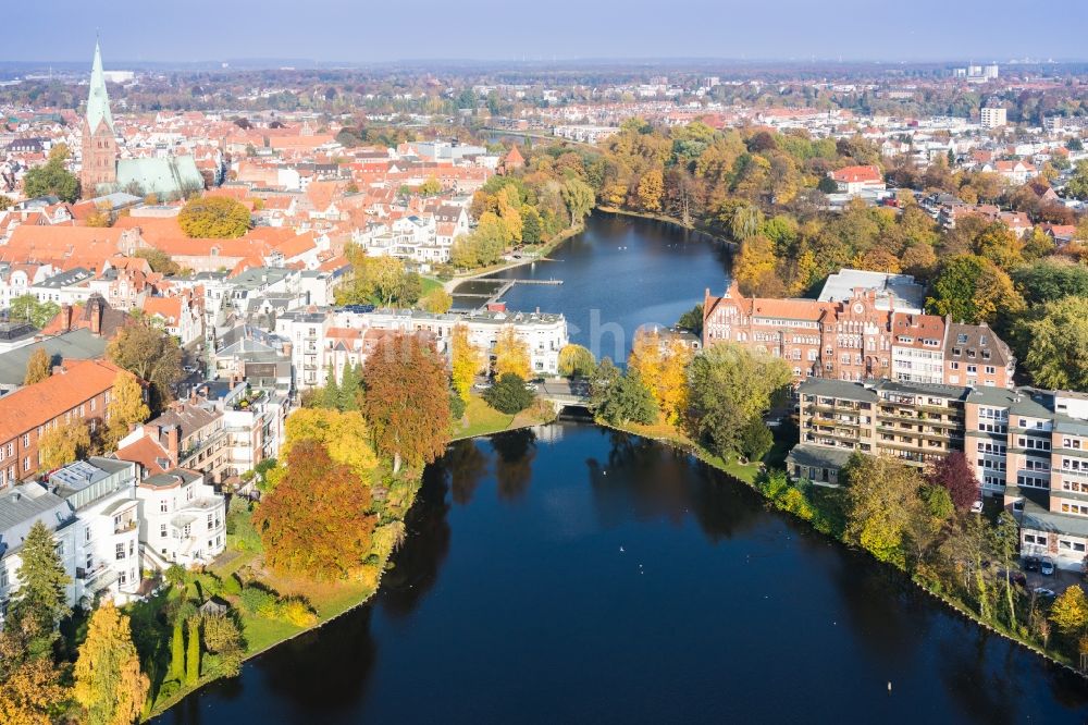 Lübeck aus der Vogelperspektive: Uferbereiche des Sees Mühlenteich in Lübeck im Bundesland Schleswig-Holstein