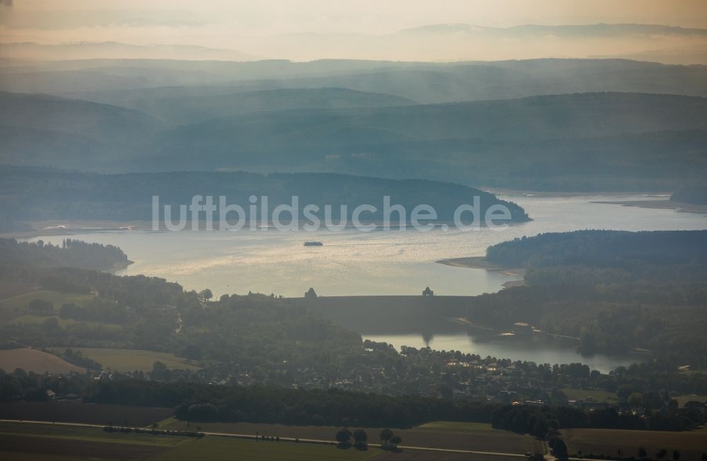 Möhnesee aus der Vogelperspektive: Uferbereiche des Sees Möhnesee in Möhnesee im Bundesland Nordrhein-Westfalen, Deutschland