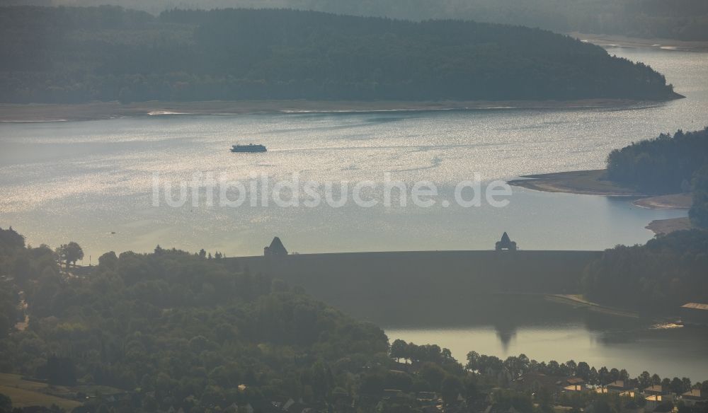 Luftaufnahme Möhnesee - Uferbereiche des Sees Möhnesee in Möhnesee im Bundesland Nordrhein-Westfalen, Deutschland