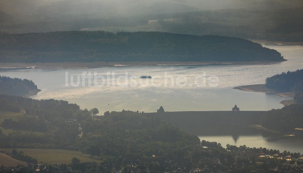 Möhnesee von oben - Uferbereiche des Sees Möhnesee in Möhnesee im Bundesland Nordrhein-Westfalen, Deutschland