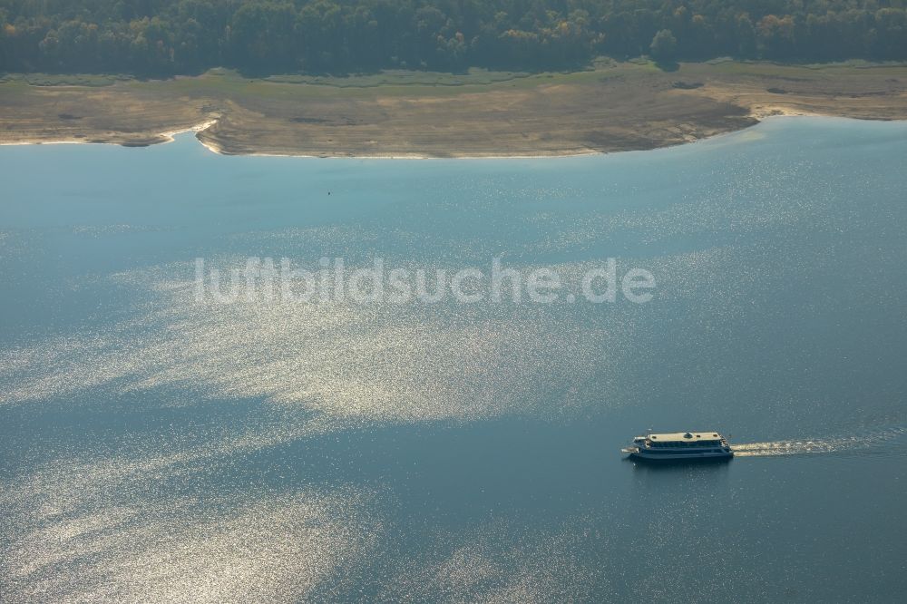 Luftaufnahme Möhnesee - Uferbereiche des Sees Möhnesee in Möhnesee im Bundesland Nordrhein-Westfalen, Deutschland